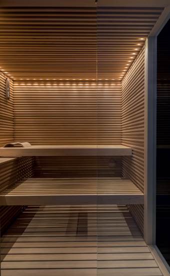Il design è il protagonista della Sauna Elite, realizzata in cedro lavorato artigianalmente, un particolare legno aromatico che rilascia un profumo pregiato e intenso.