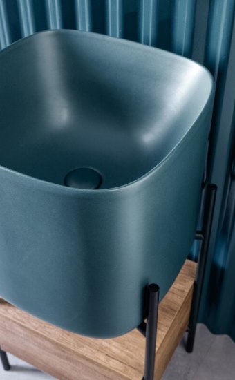 Con il suo design elegante ed essenziale, Moon di Scarabeo coniuga bellezza e praticità. Adatta ad ogni ambiente, grazie anche alle dimensioni che rendono il lavabo un oggetto dalla massima fruibilità.
