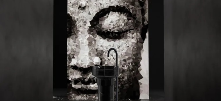 La carta da parati della collezione “Costruttiva” di Styl’Editions progettata da Gumdesign rappresenta frammentazioni del quotidiano. 