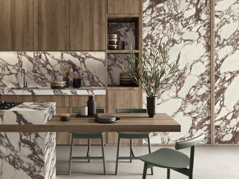 Ambiente cucina rivestito con lastre in gres Arabesque Calacatta Viola