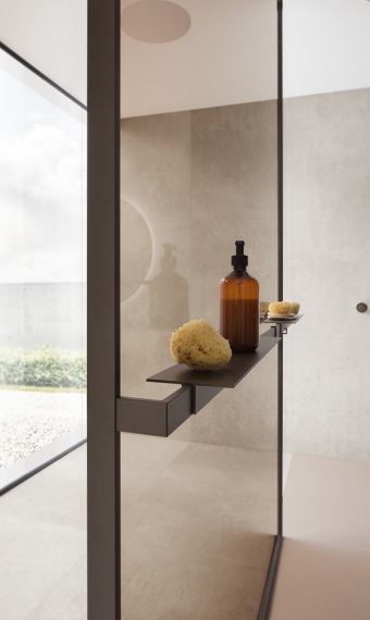 Arredamento bagno completo con Horizon System di Arblu che integra soluzioni per mobili e docce