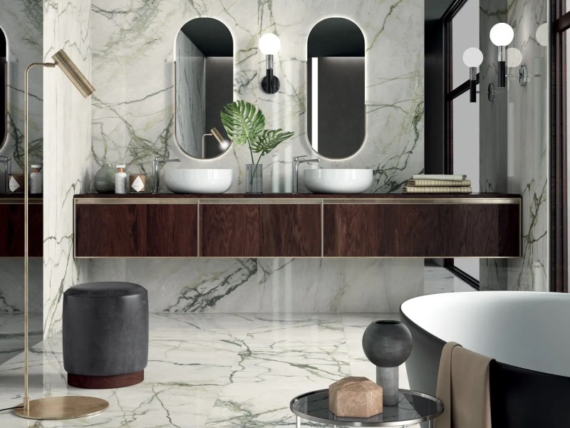 Marmi, onici, legno: il lusso sostenibile del gres.